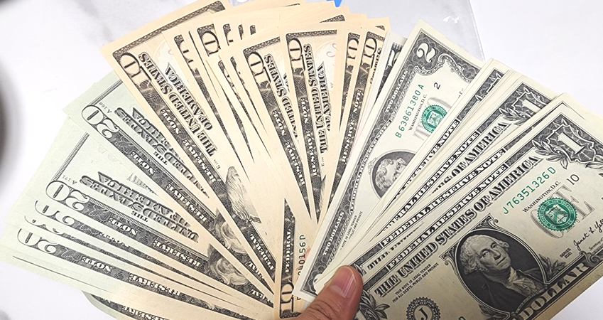 기업은행에서 당일 수수료 무료로 출금한 달러 다발