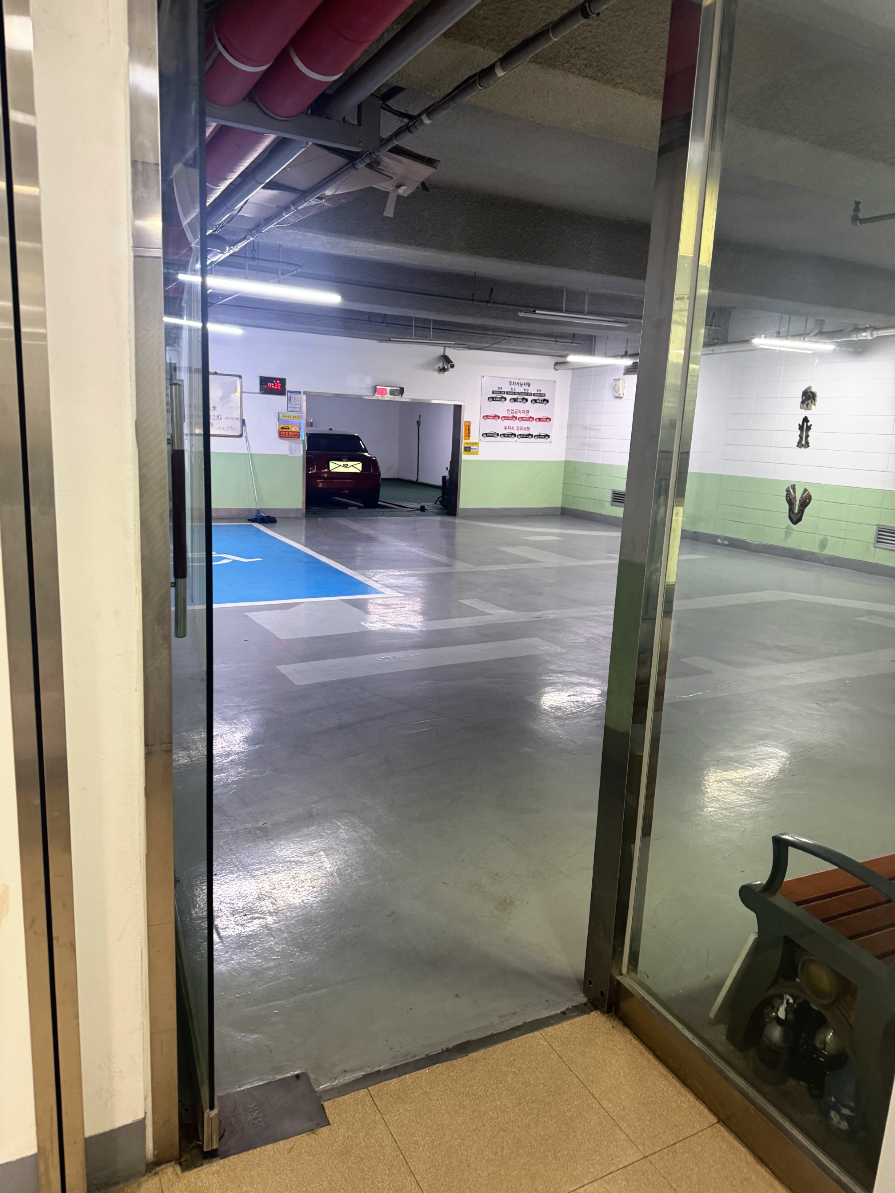 강남역 식당 건물 지하 기계식 주차장 입구와 차량을 맡기는 공간 모습