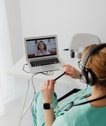 원격상담시스템으로 상담하고 있는 모습