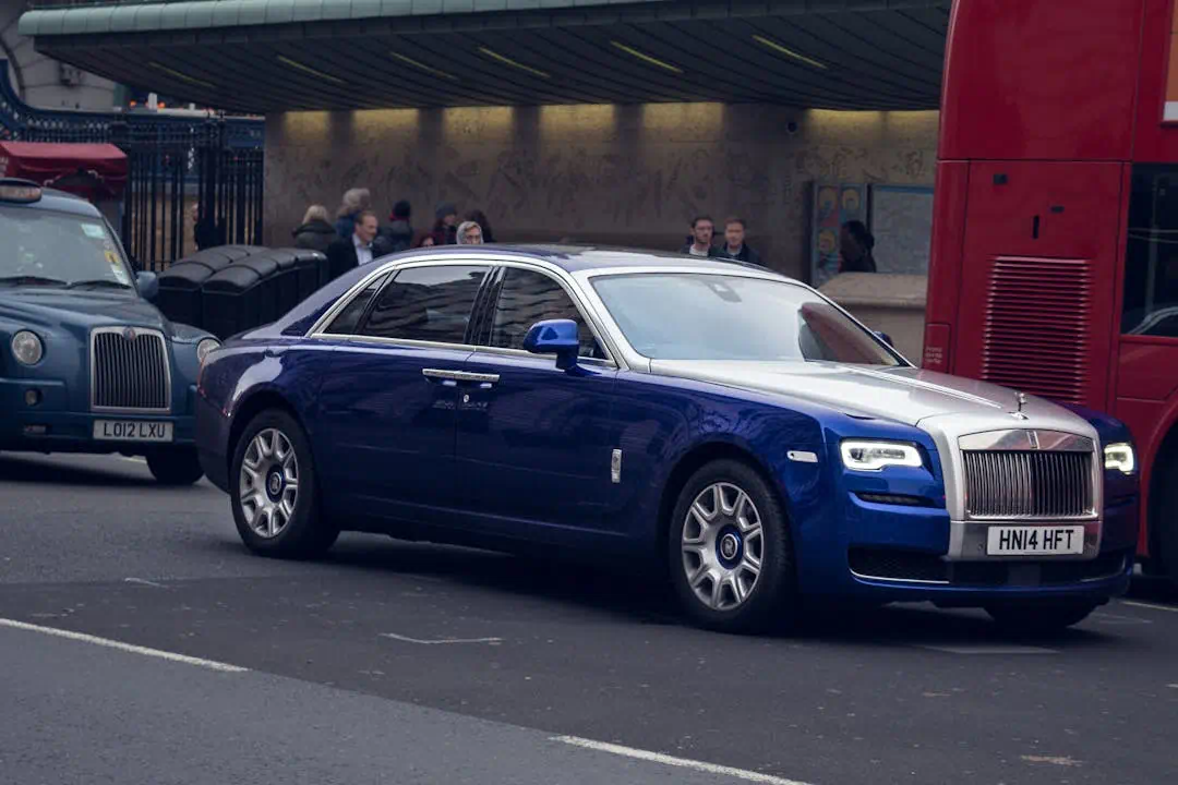 진한 파란색 고급자동차의 모습