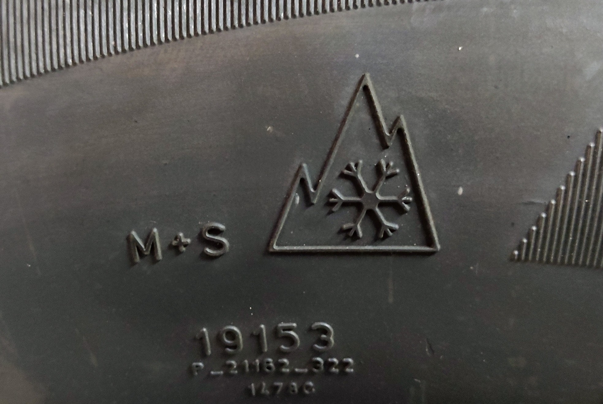 타이어 옆면의 M+S 표시와 산 봉우리 눈꽃 마크