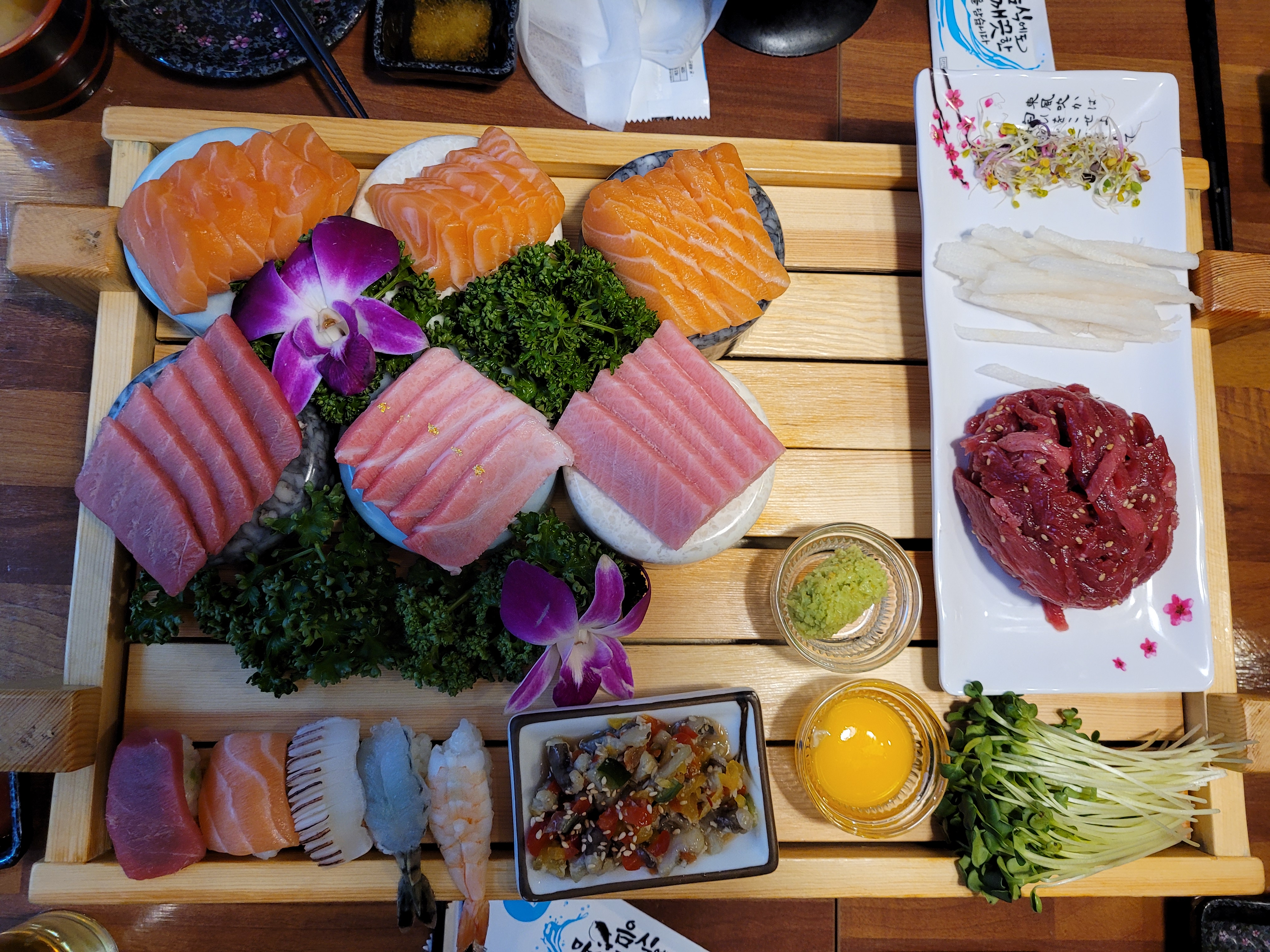 원플레이트 세트. 참치,연어,육회, 초밥으로 구성