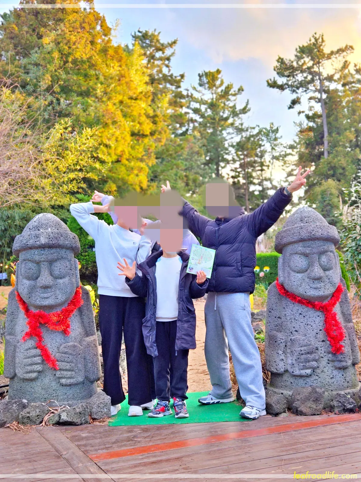 제주-김녕-미로-공원-돌하르방-같이-찍은-가족-사진