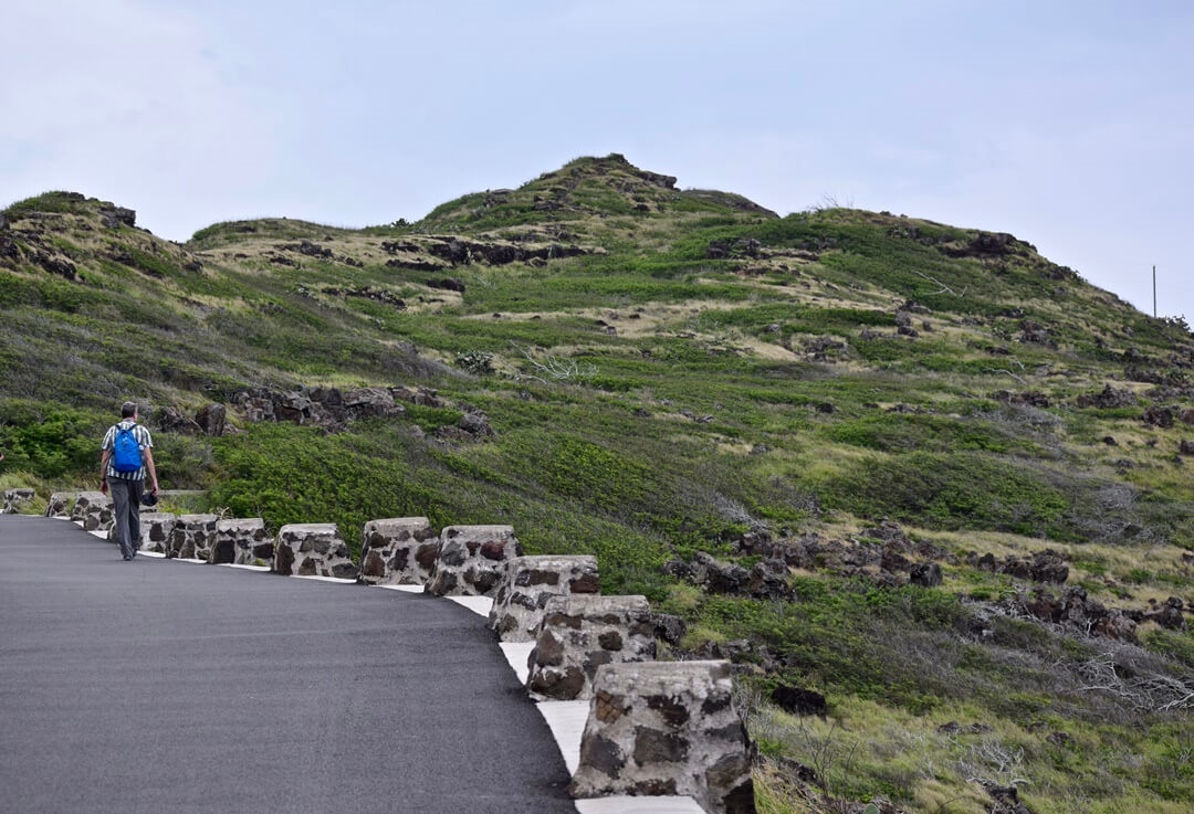 마카푸우 포인트 등산로를 따라 하이킹하는 사람을 찍은 사진