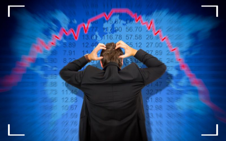 주식 하락에 머리를 감싼 남자 사진