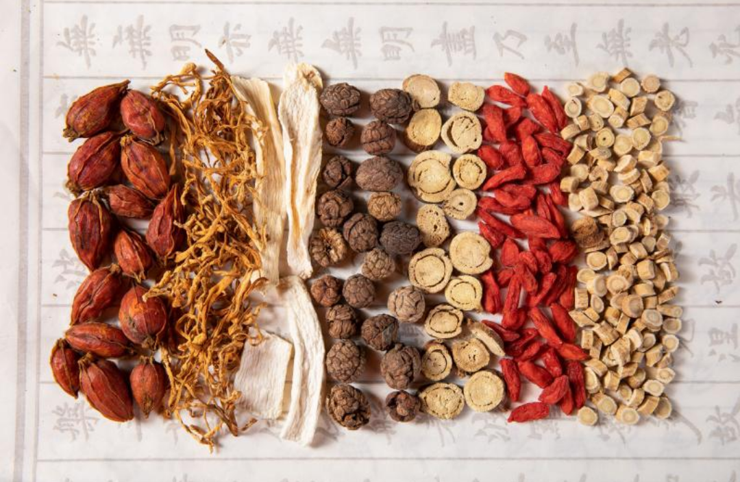 다양ㅇ한 한약재가 놓여있다.