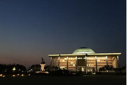 대한민국-국회-건물의-야경이다