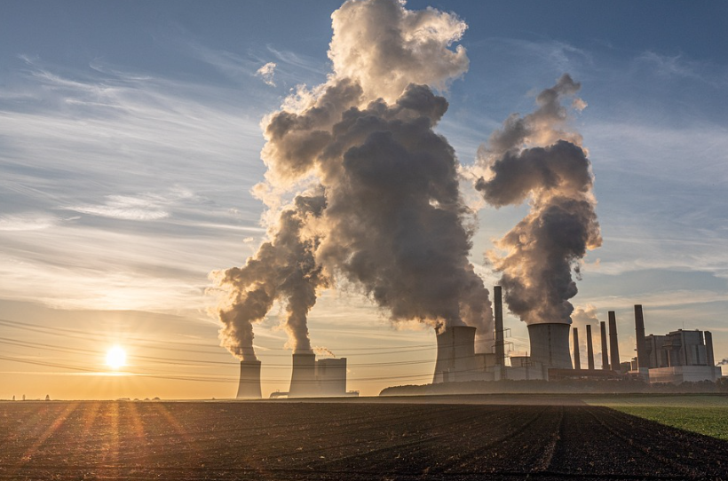 공장에서 매연이 뿌옇게 올라오고 있다