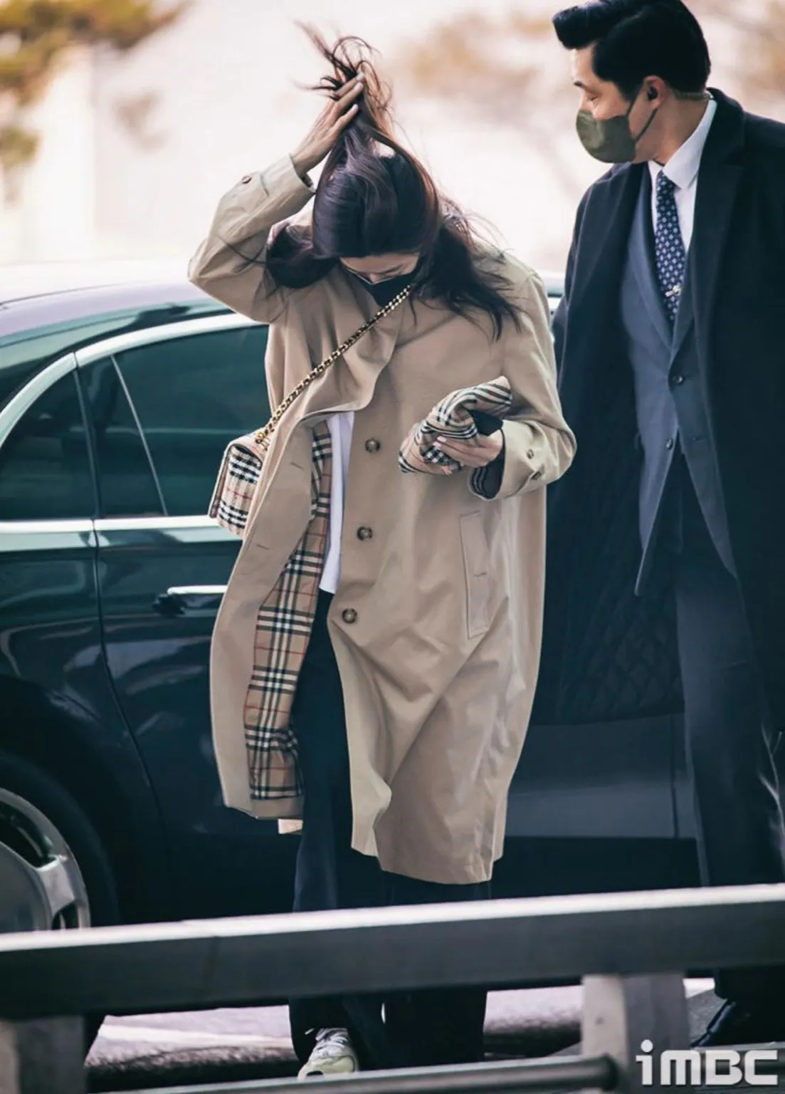 버버리 트렌치코트, 정은채 전지현 버버리 공항패션, 전지현 트렌치코트, 버버리 롱 캐슬포드, 버버리 캐슬포드 오버사이즈, 버버리 캐슬포드 레귤러핏, 2025 FW 공항패션, 공항패션 스타일링, 트렌치코트 비교, 트렌치코트 코디법, 트렌치코트 추천, 셀럽 트렌치코트, 버버리 공식몰, 버버리 나이트 아크백, 셀럽 패션 분석, 여자 트렌치코트 코디, 여자 공항룩