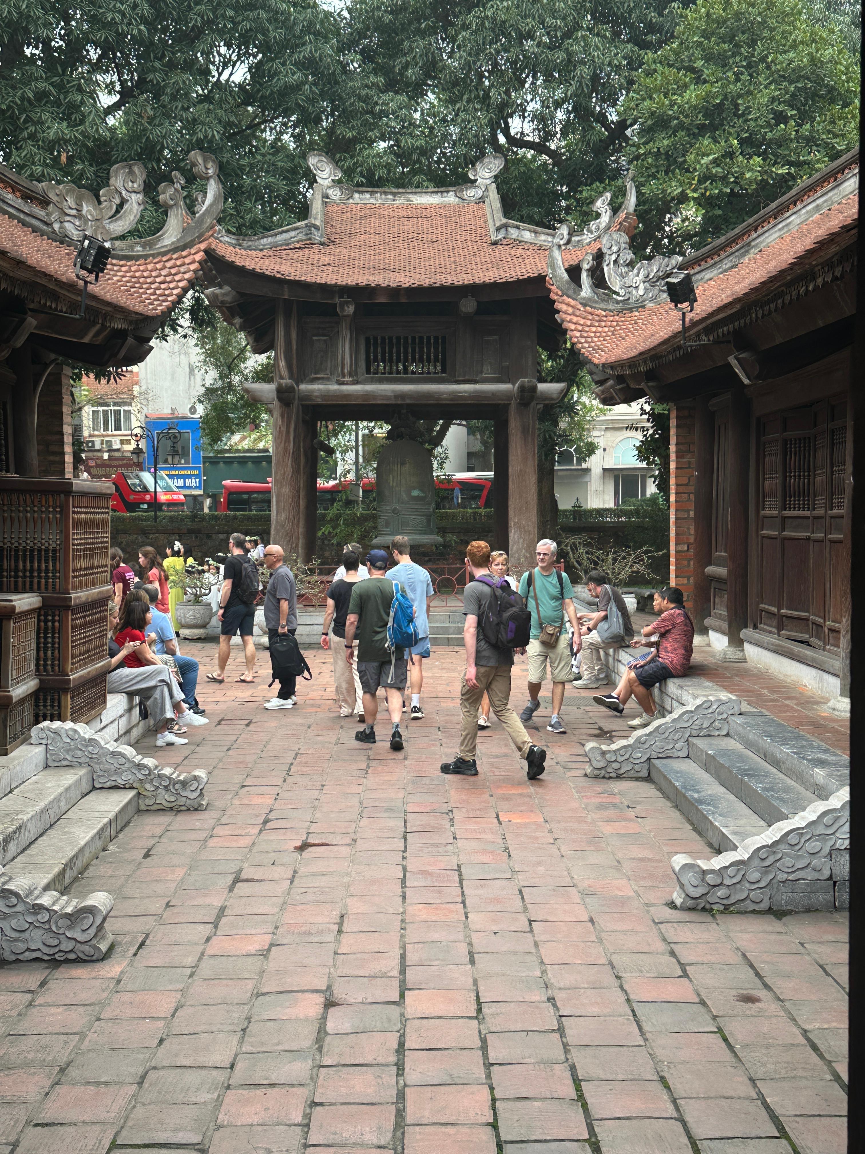 하노이 공자 문묘의 관광객들