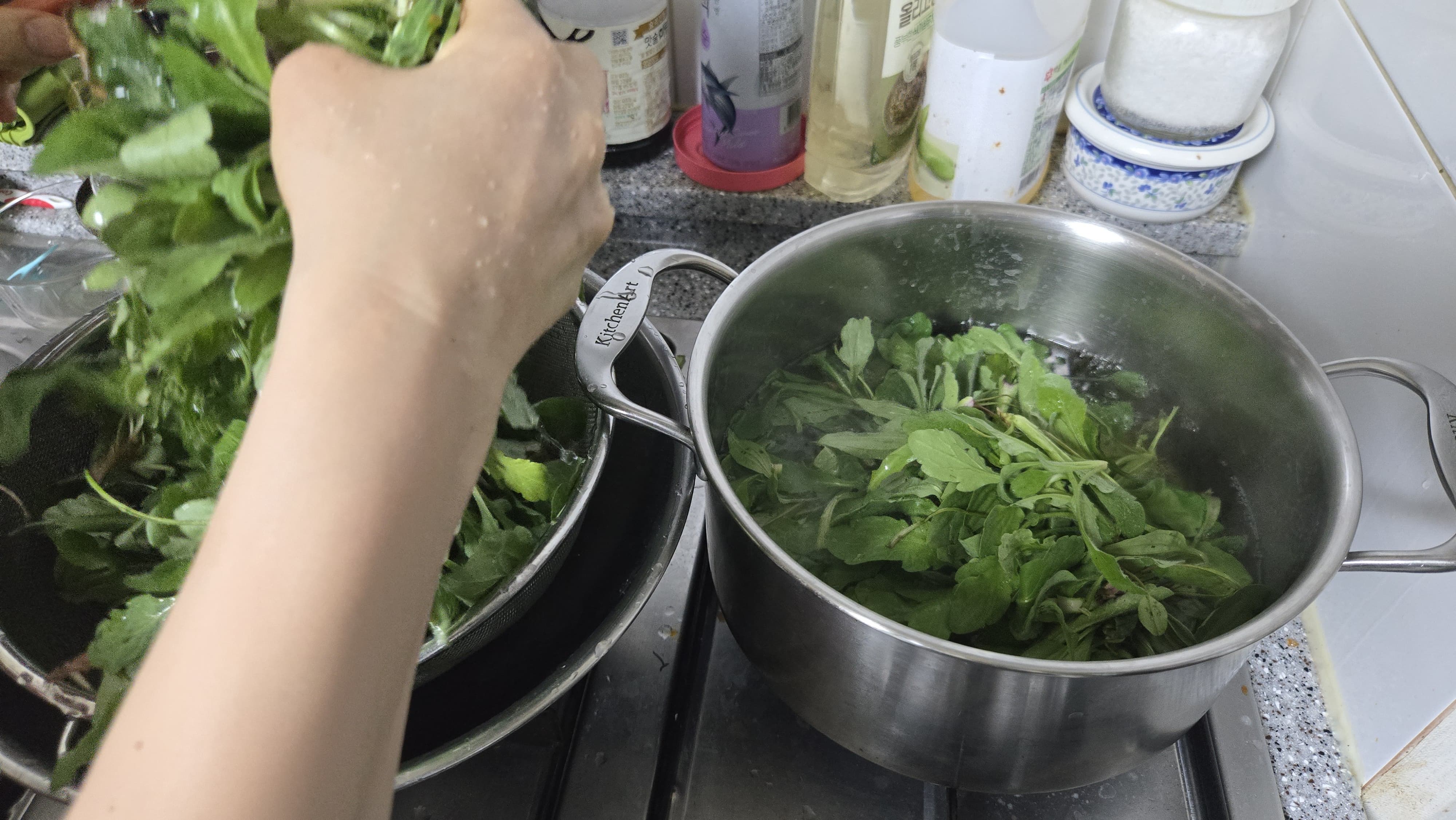 끓는 물에 1분 이내 데치기