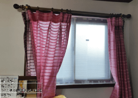 커튼이 있는 낡은 창문