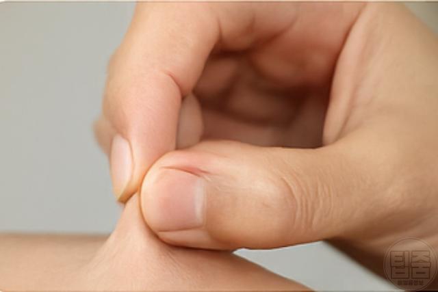 탈수증 물이 부족하면 생기는 현상 피부 꼬집