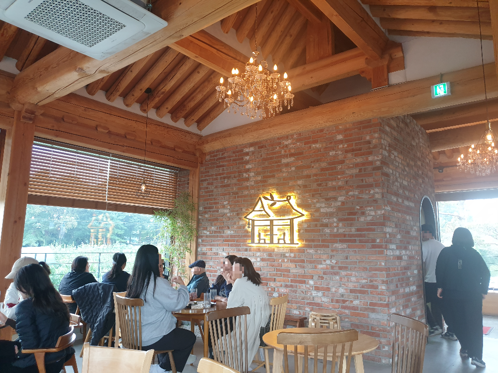 내부 테이블과 의자. 화장실은 적색벽돌로 구분되어 있다.