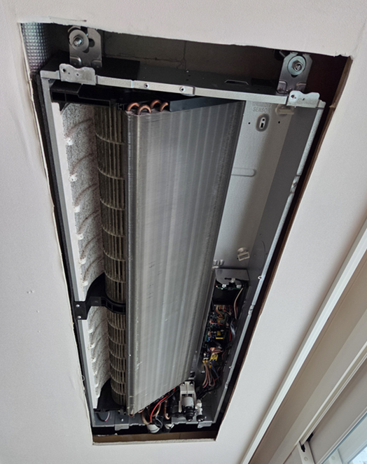 프론트 판넬을 제거한 상태