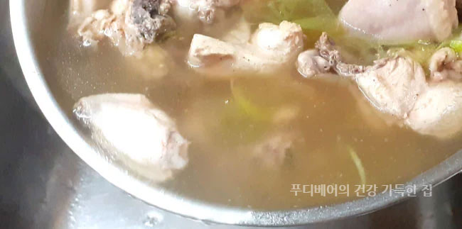 닭을-데친-물을-버림