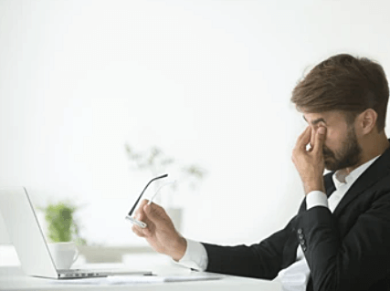 안경을-잡고-눈을-만지는-남자