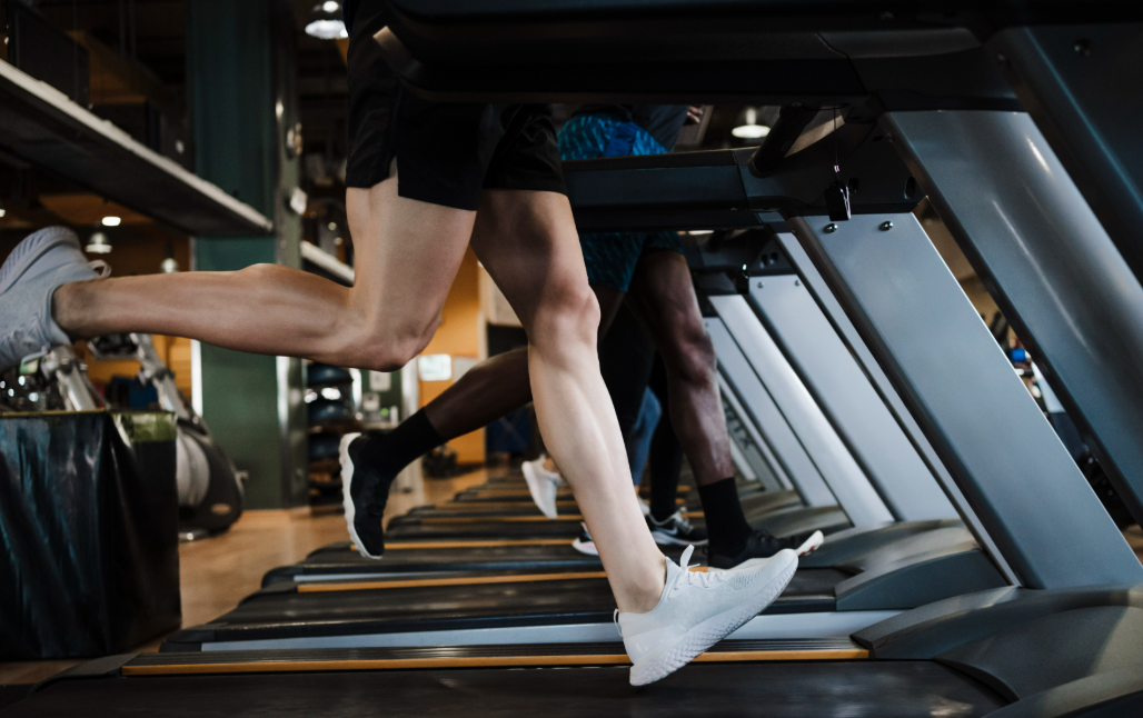 헬스장에서 러닝머신으로 운동하는 모습