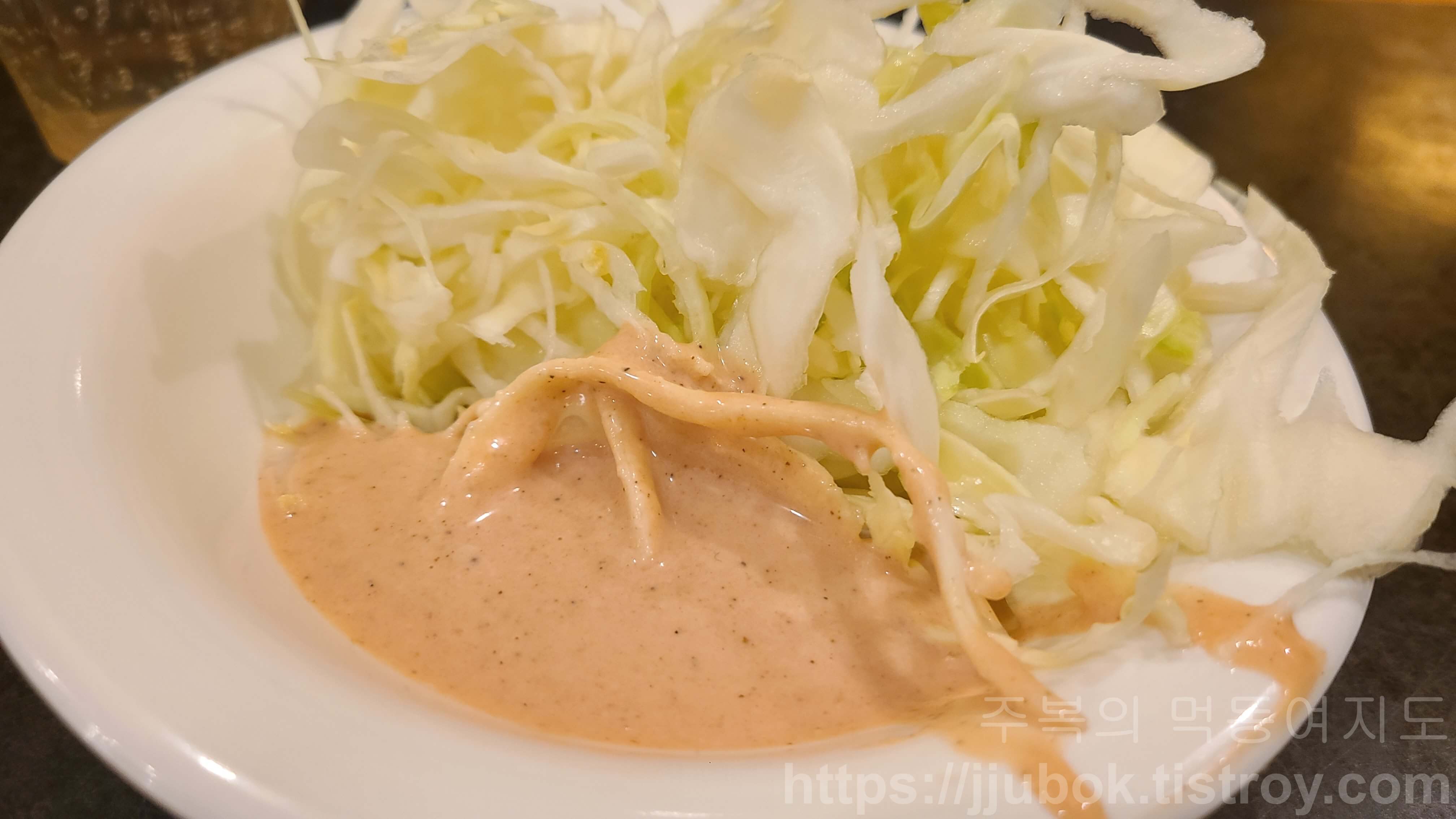 잉글랜드-왕돈까스-밑반찬-샐러드