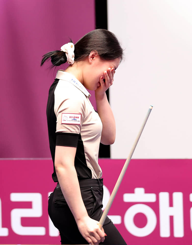 LPBA투어 김보미 당구선수가 결승전에서 아깝게 득점을 놓치고 아쉬어하는 모습