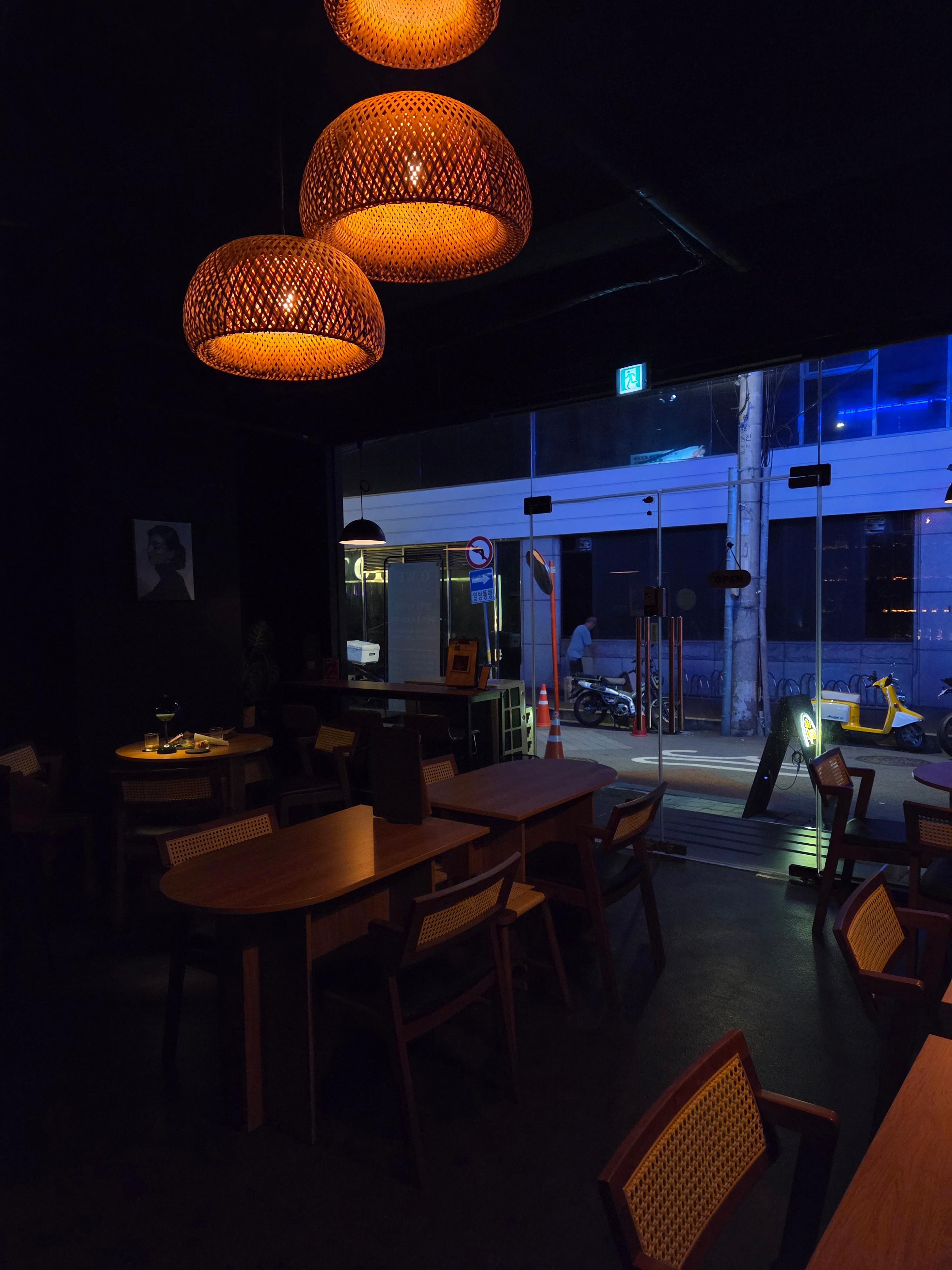 영등포 O:WE 위스키바 매장 내부 전경&amp;#44; 따뜻한 조명과 원목 테이블