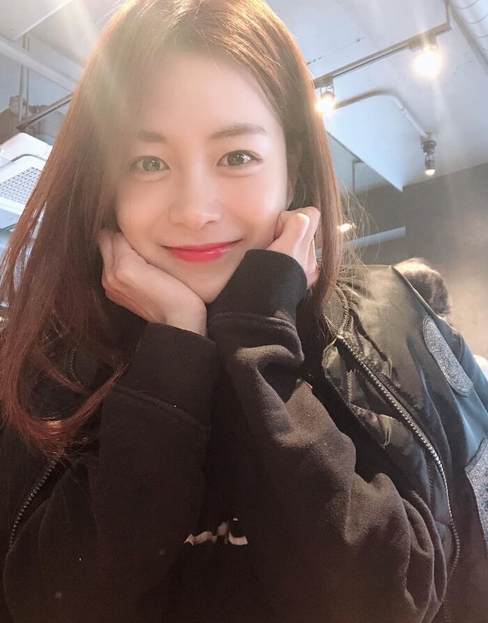손을턱에대고있는-긴머리여성의모습