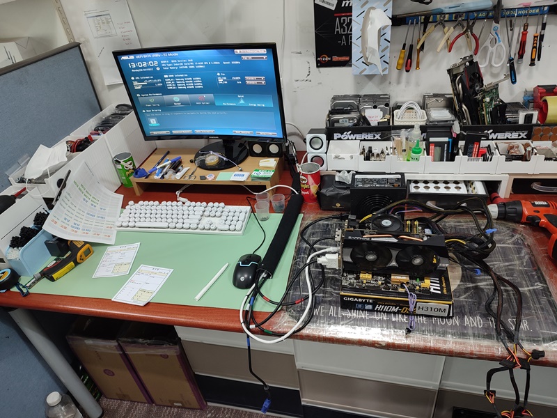 그래픽카드를 꽂아서 화면이 제대로 뜨는지 다시 한 번 확인하고 있습니다.