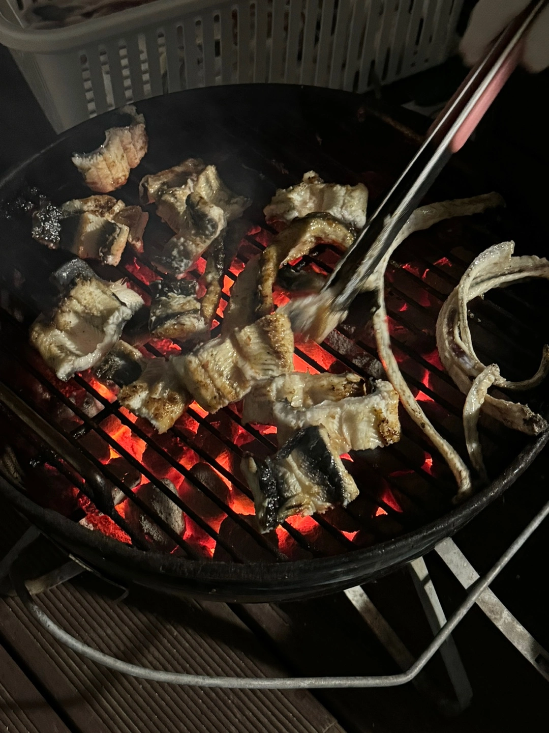 자연산 민물장어 가격이 너무 좋아요~ 자연산 장어는 자주 접하지 못하는 거 같은데 큰 이유가 아무래도 비싼 가격이 아닐까 행각해요~ 그런데 이게 웬걸 가격이 너무 좋았고 맛이 얼마나 쫀득거리는지 안 먹어본 사람은 절대 모르는 그 식감이 있어요. 그럼 민물장어와 바다 장어 차이와 왜 민물장어가 비싼지도 궁금하겠지요? 내 돈 내산후기!