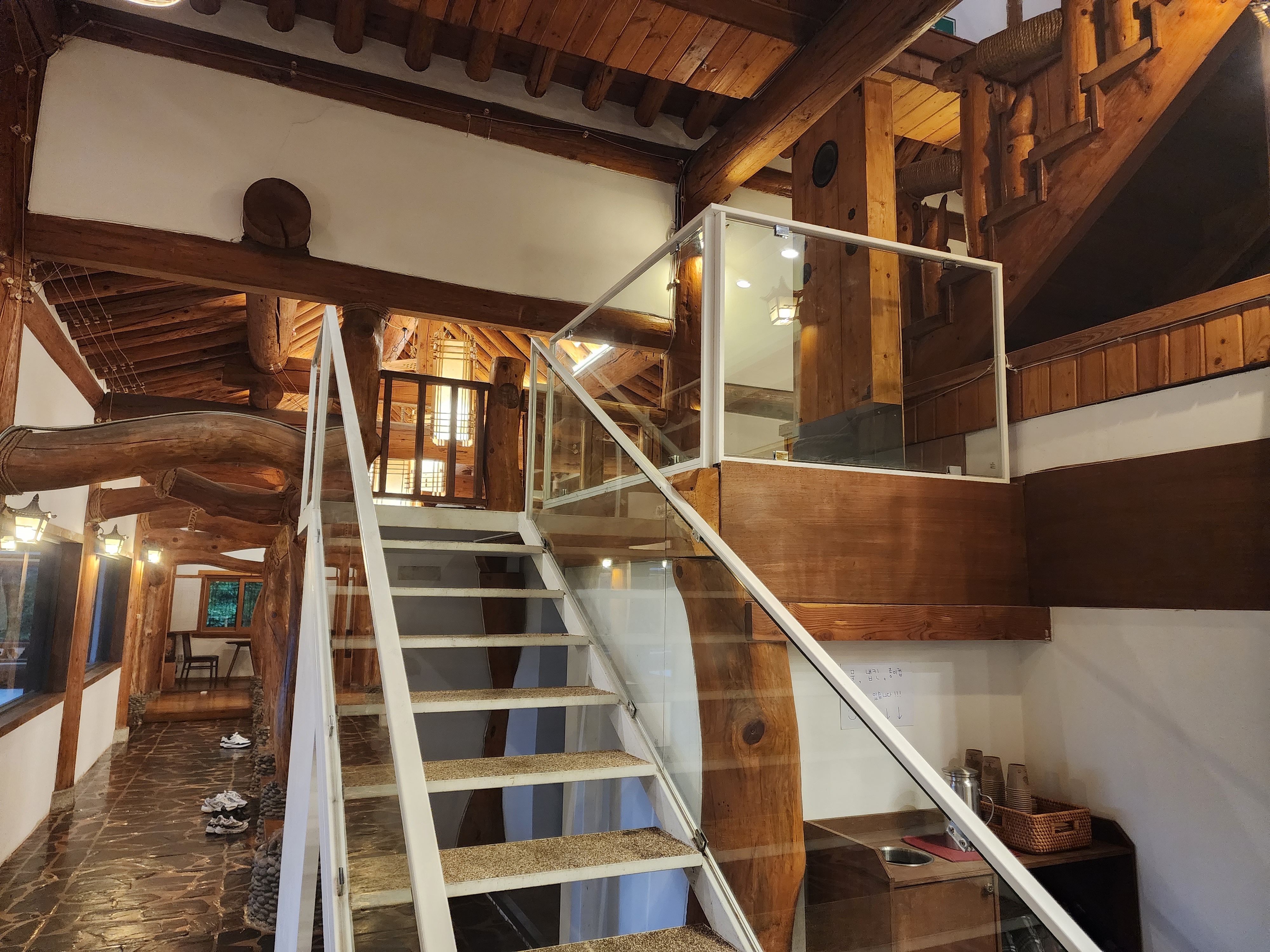 이와 카페 2층으로 가는 계단