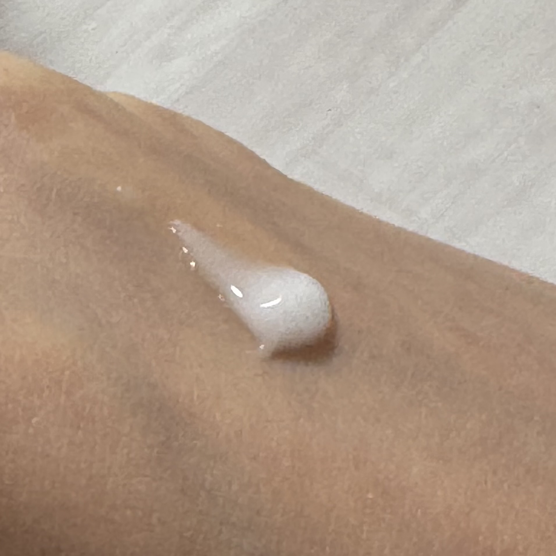 손등에 테스트하는 제형