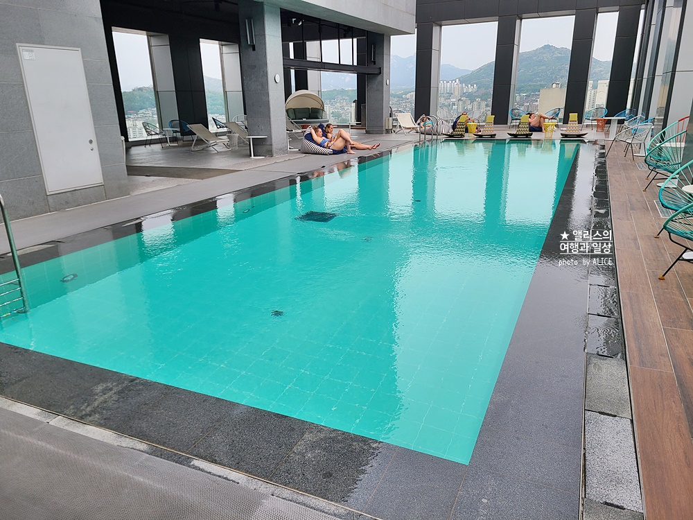 L7 홍대 바이 롯데 루프탑 수영장, 체크인, 블루 루프 라운지 & 비즈니스 센터 후기