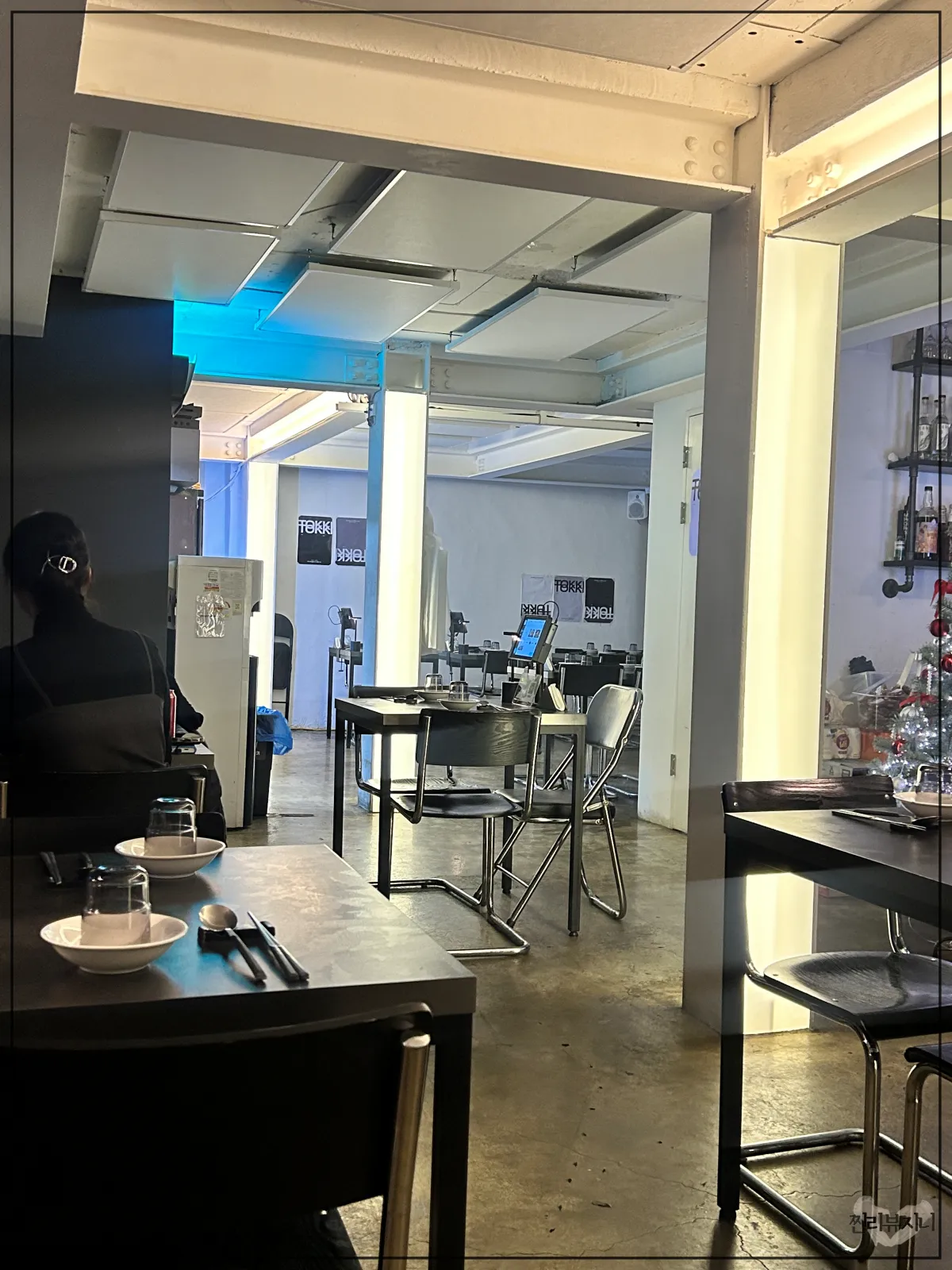 연남동-술집-토끼다이닝-내부-2인석이-보이는-사진