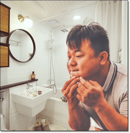 여드름 짜는 남성