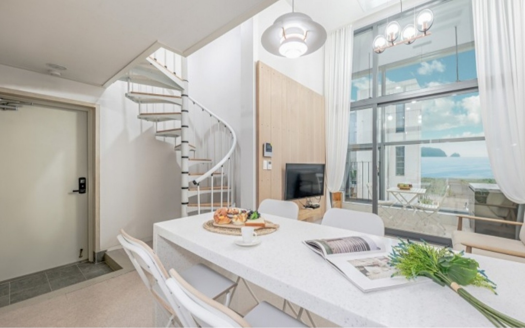 어스20 A동 201호 거실