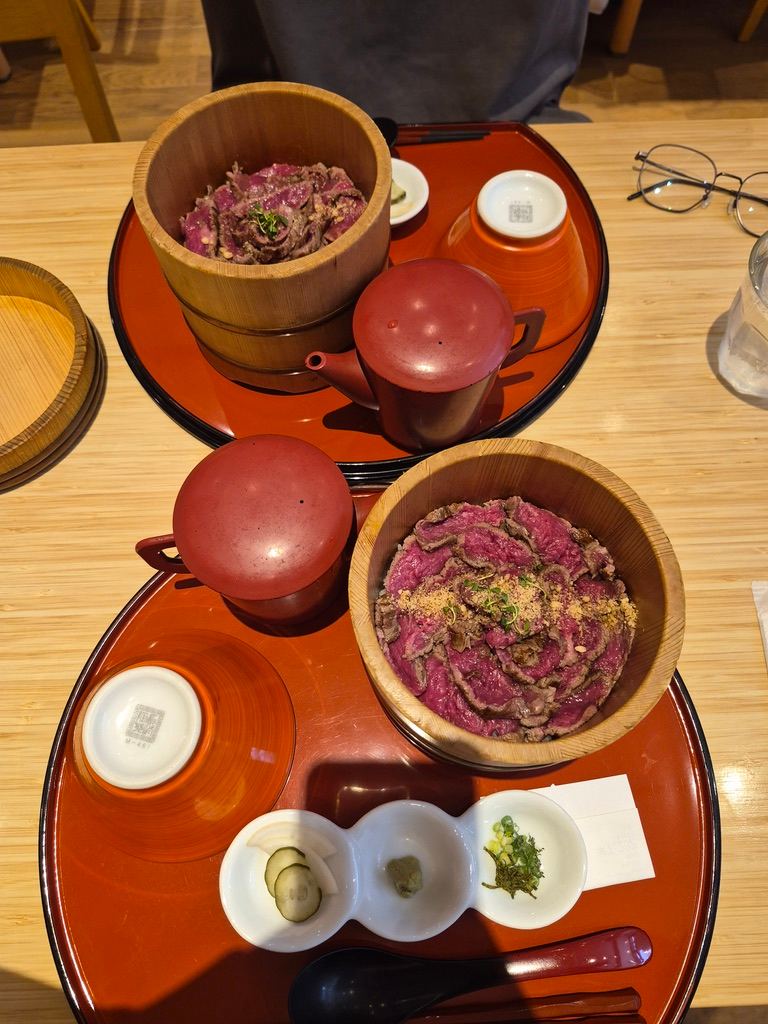 '아사쿠사 우시미츠' 라는 강남 유튜브에 나온 맛집. 가격 겁나 비쌈. 근데 맛은 가격만큼이 아님. 가성비 없음. 재방문 의사 x