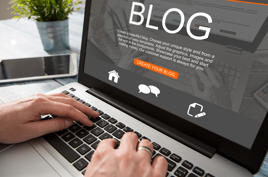 노트북을-사용해-블로그를-만들고-있는-모습