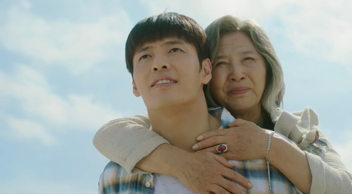 커튼콜 드라마 6회 금순(고두심)을 업고 있는 재헌(강하늘) 사진