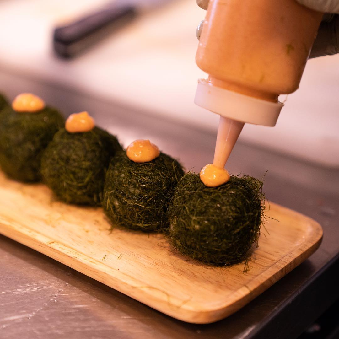 줄서는식당 육회김밥, 어묵튀김 옛날 떡볶이, 돈까스 샌드, 육개장 라면, 명란 에그라이스 맛있는 레트로 분식집 압구정로데오 맛집 소개