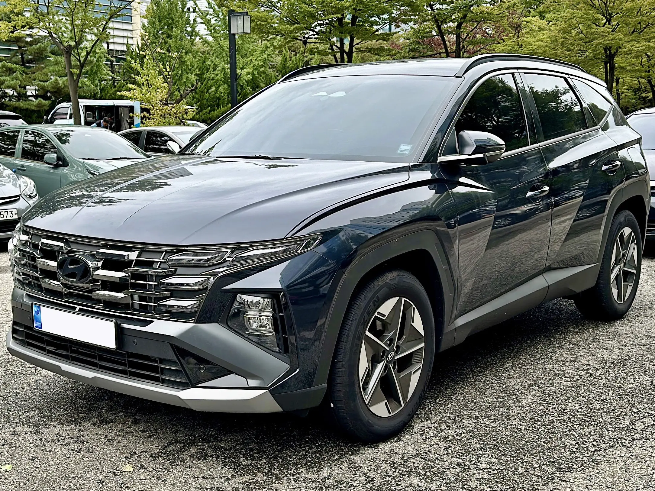 투싼 NX4 디자인 특징: 세련되고 모던한 현대 투싼 NX4의 독특한 헤드라이트 디자인