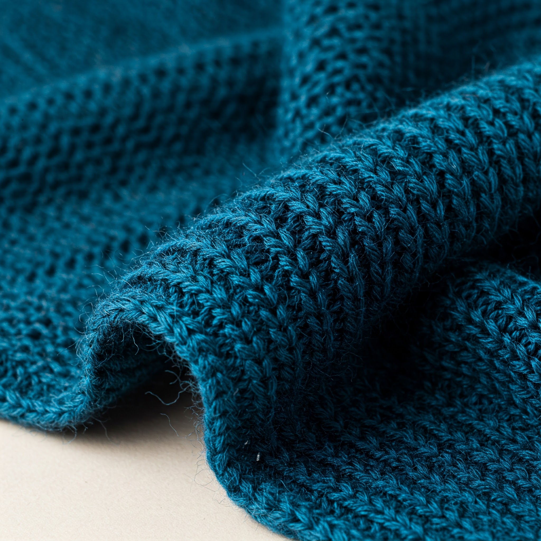 청색 니트원단이 있다.