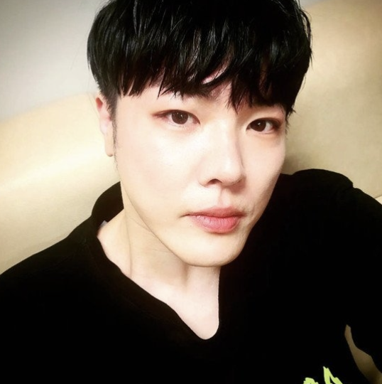 가수 휘성, 갑작스러운 비보&hellip; 팬들 충격 속 애도