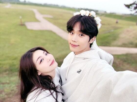 가수-에일리와-배우-최시훈이-셀카를-찍고-있습니다.