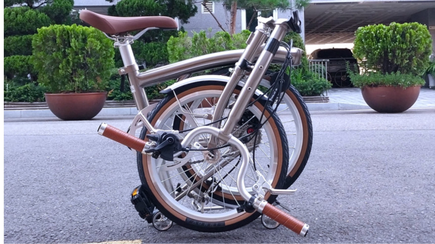 과연 브롬톤의 그 느낌과 감성일까요?