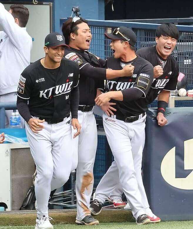 기뻐하는 KT 선수단