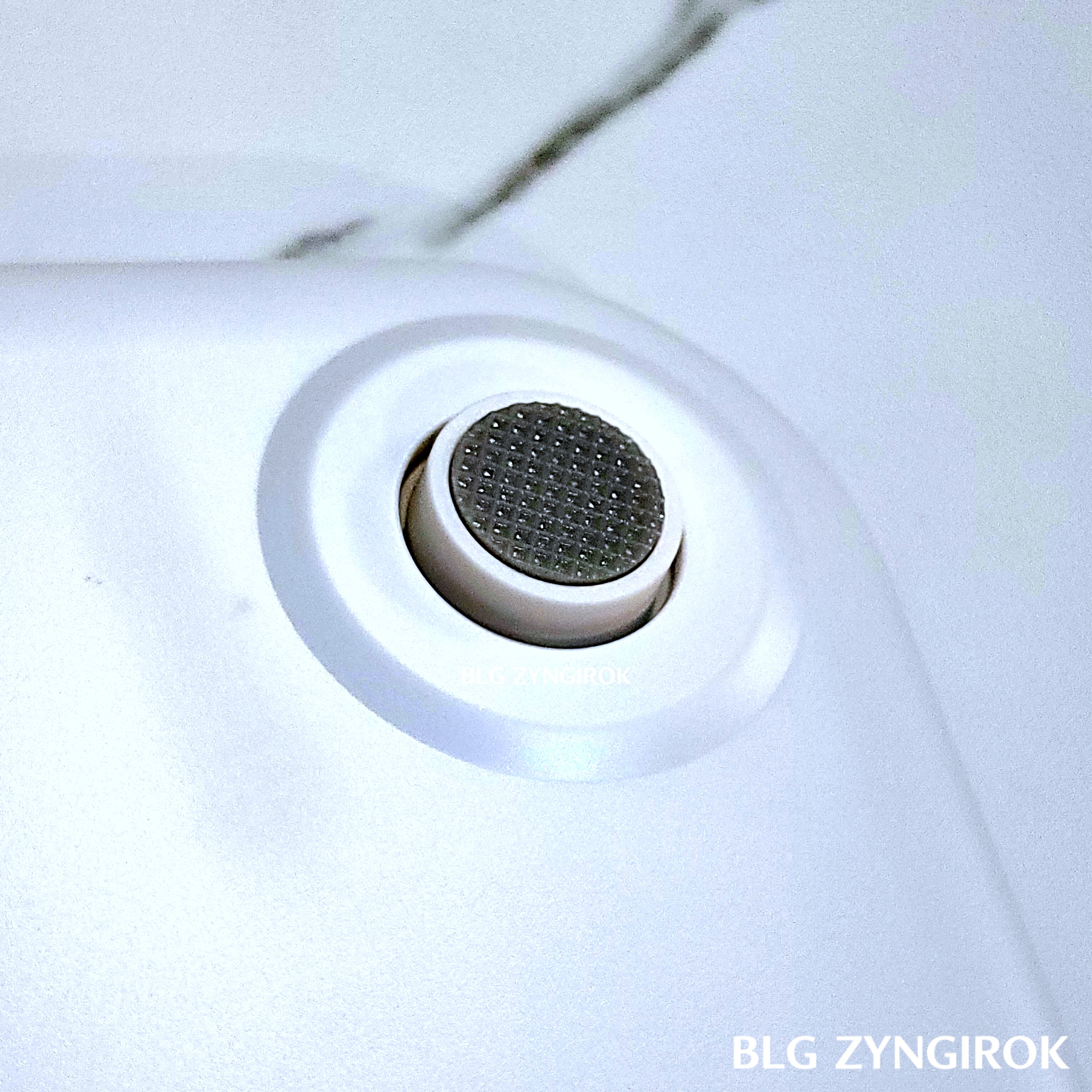 무아스 더 슬림핏 체지방 체중계 발판 모습이다.