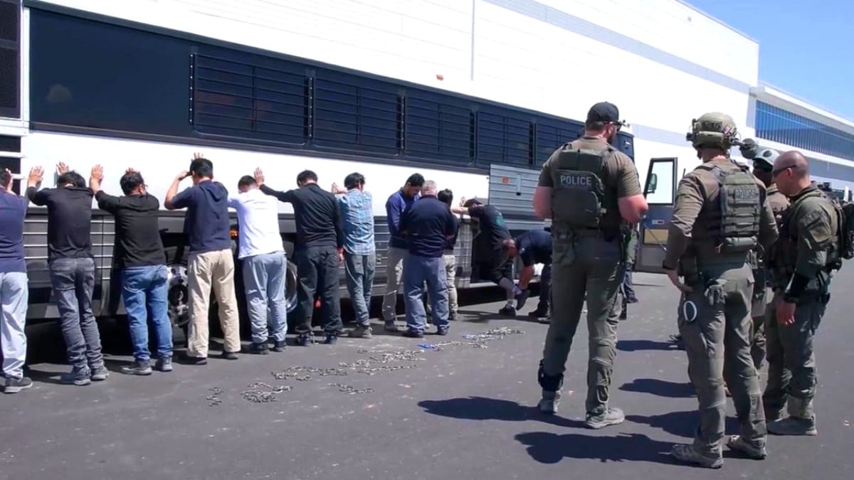 미국 이민 단속 당국이 한국인 300여명을 구금했다.