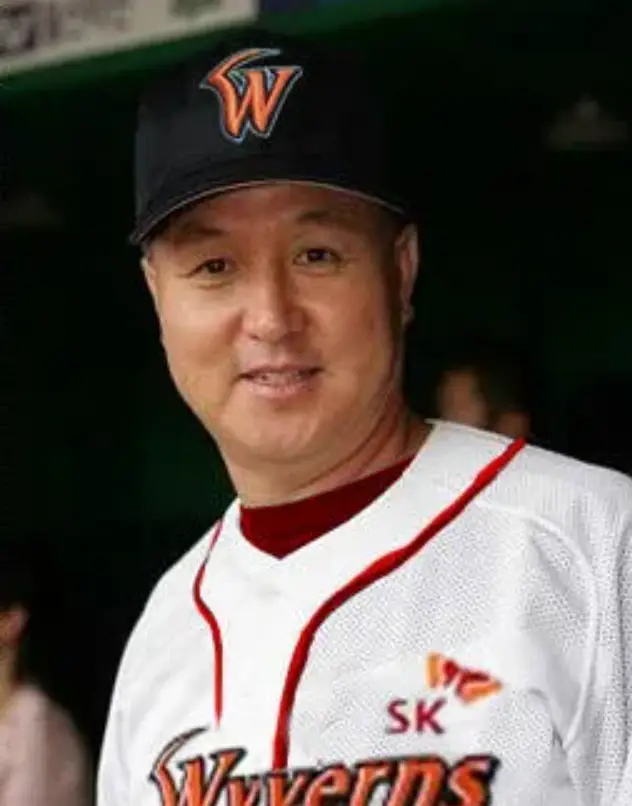 한화 유니폼을 입고 미소짓고 있는 김경문