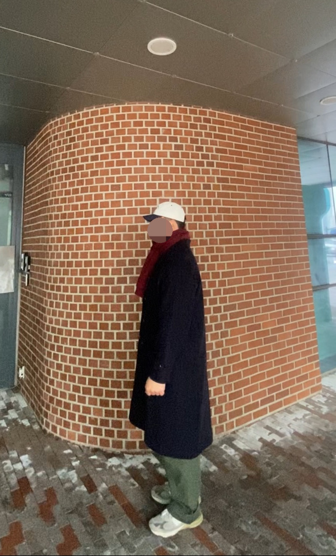 데일리룩('25. 12. 13.)조이스베케이션 투톤 볼캡, 리끌로우 울터치 머플러 목도리, 그레이휴 더블브레스티드 네이비 롱코트, 무신사스탠다드 퍼티그팬츠, 뉴발란스 993 그레이