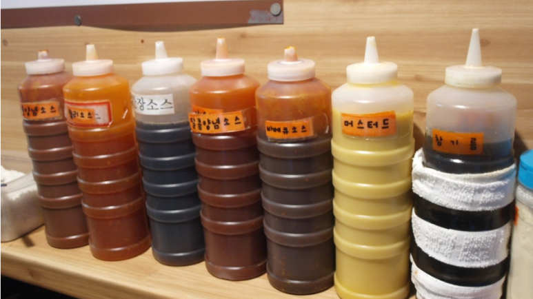 9가지 맛의 소스 셀프바 1