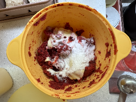 비트, 병아리콩, 단호박, 치즈를 전자레인지에 돌린 후 쌀가루를 넣은 사진